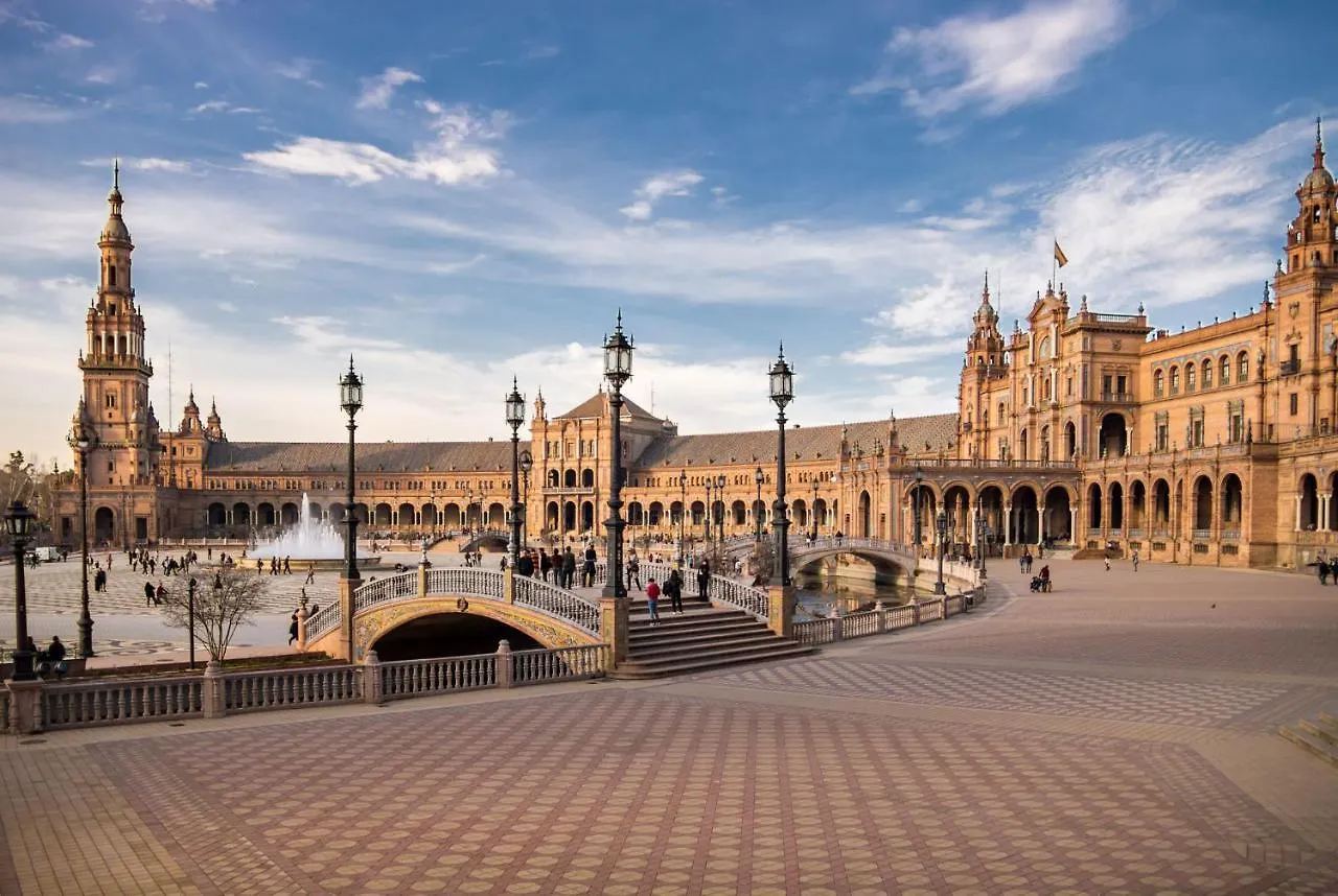 Froilan City Walls By Valcambre Sevilla Spanje